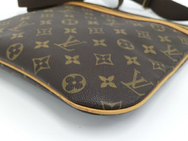 2000773257801132 3 Louis Vuitton Pochette Bosphore Shoulder Bag Monogram