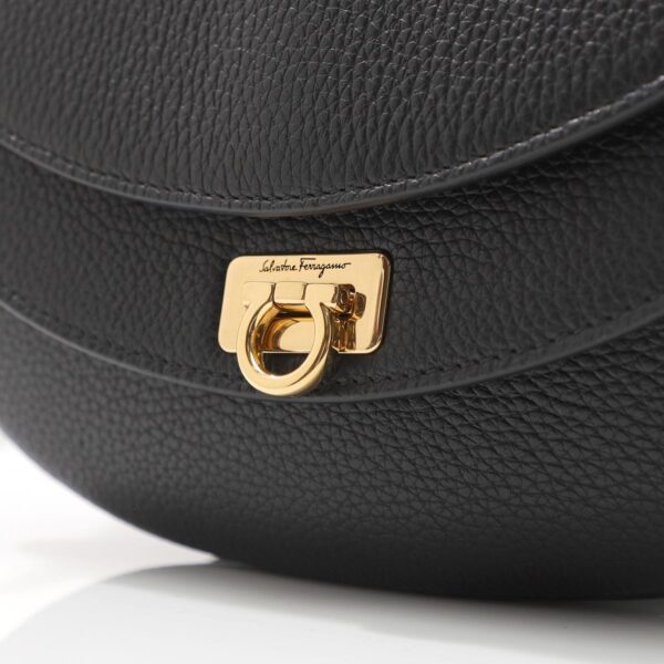 21i33309 Ferragamo Calf Leather Shoulder Bag Black