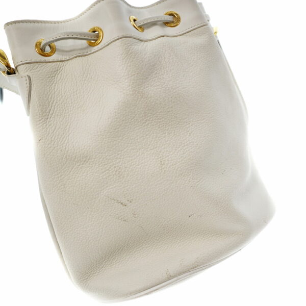 22 3463 8 Gucci Drawstring Shoulder Bag Leather GG White