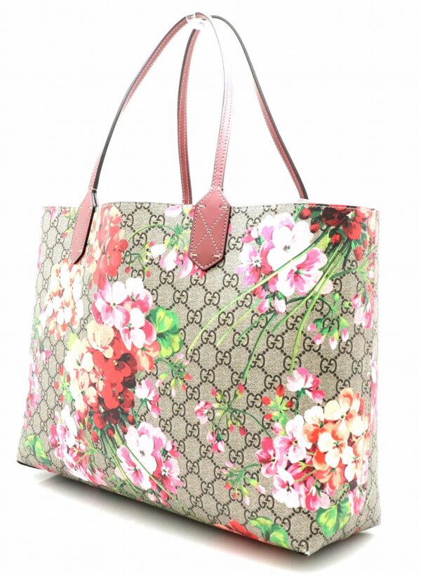 31730069 1 Gucci GG Blooms GG Supreme Reversible Floral Tote Bag Beige