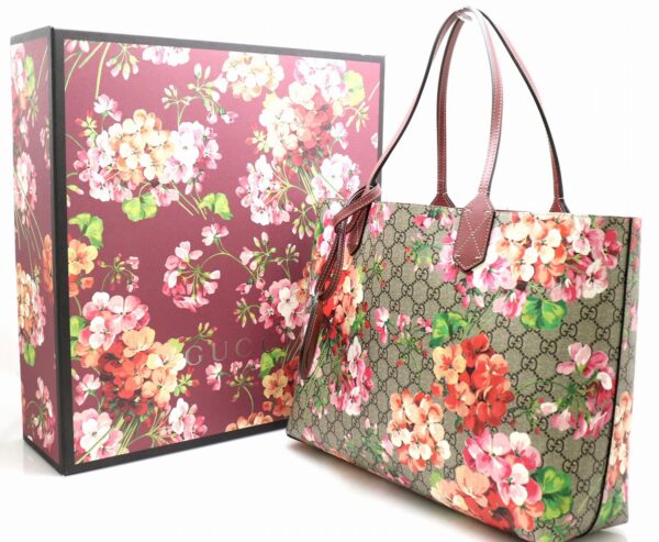 31730069 8 Gucci GG Blooms GG Supreme Reversible Floral Tote Bag Beige