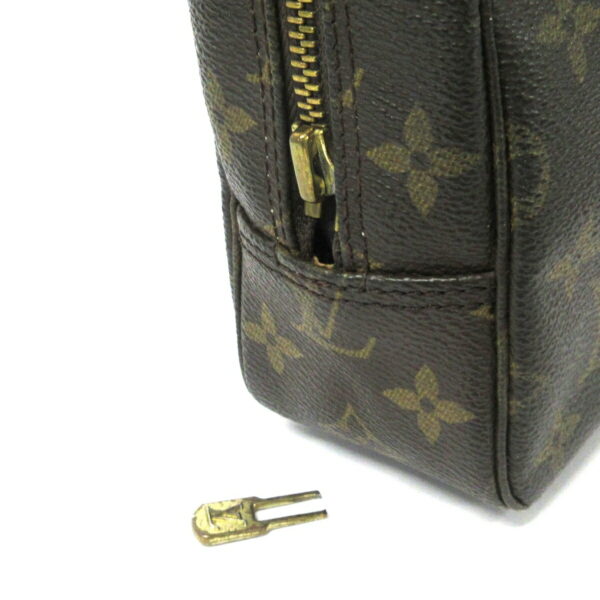 36855895 8 Louis Vuitton Truth Toilette 23 Pouch