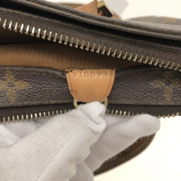 37319187 8 Louis Vuitton Hippo Piano Shoulder Bag Monogram Canvas