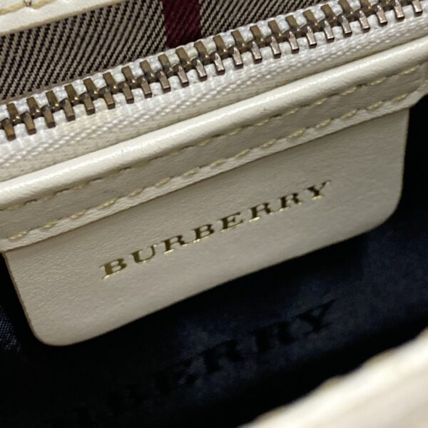 37627712 11 Burberry Shoulder Bag Plaid Pattern Lining Leather White