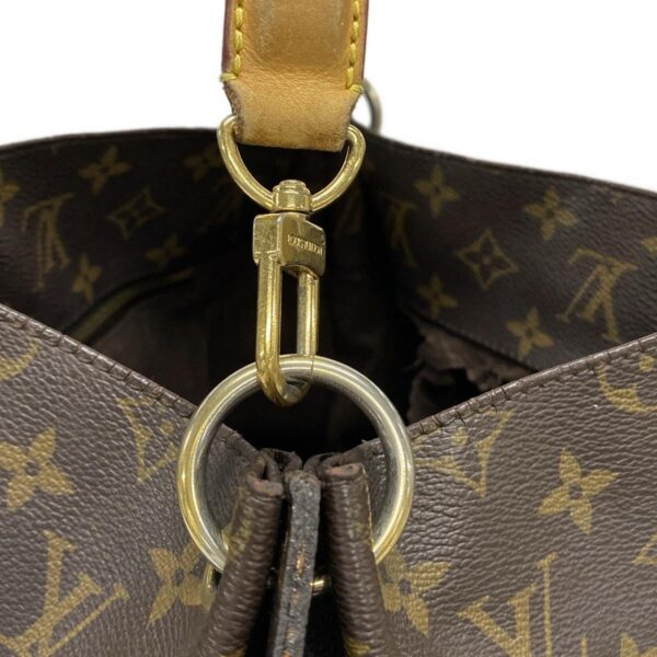 38006522 16 Louis Vuitton Metis Handbag