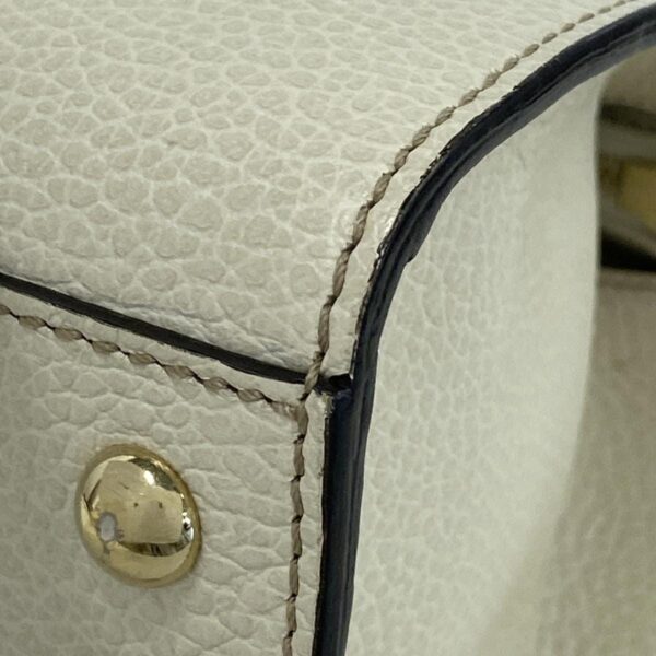 38029268 8 Gucci Soho Handbag Leather Ivory