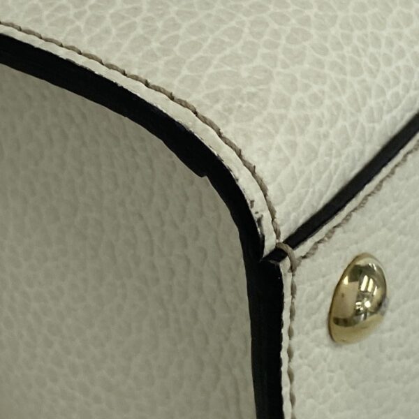 38029268 9 Gucci Soho Handbag Leather Ivory