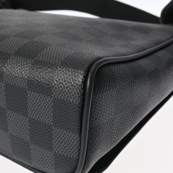 800000127721000 8 Louis Vuitton District PM NM Damier Graphite Shoulder Bag Black Gray