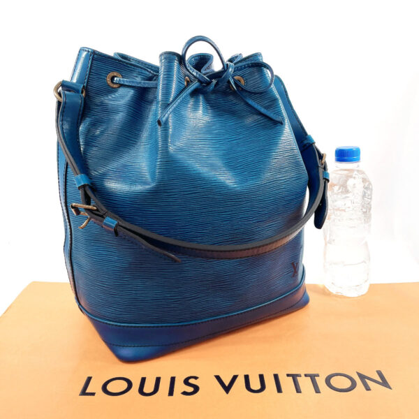 f4013869 2 Louis Vuitton Noe Shoulder Bag Epi Leather Blue