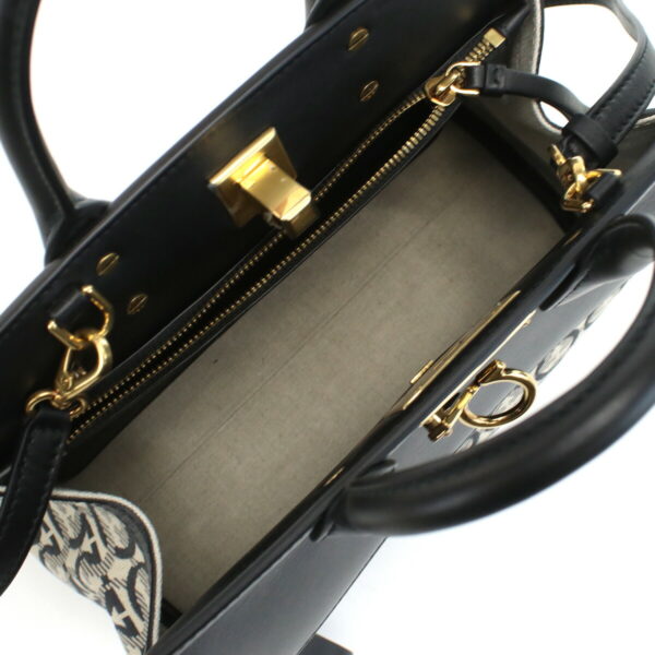 fer21 h610011 3 Ferragamo Handbag Beige Nero Black