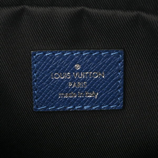 ik 00 0614505 15 Louis Vuitton Taigarama Bum Outdoor Body Bag Cobalt