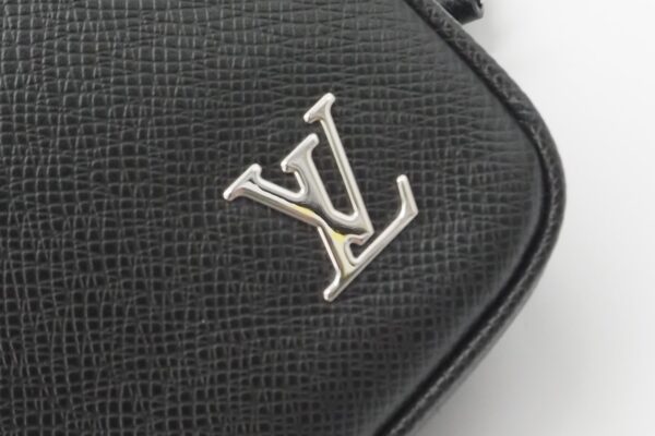 imgrc0088043385 Louis Vuitton Pochette Kasai Taiga Shoulder Bag Black