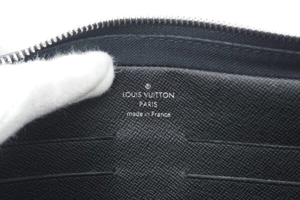 imgrc0088810652 Louis Vuitton Taiga Pavel Bag Black