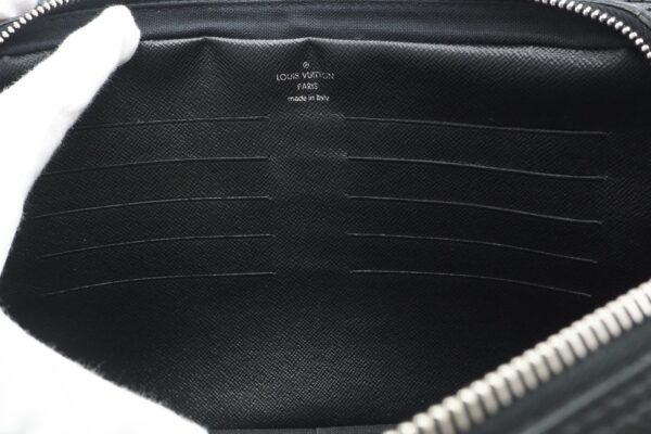 imgrc0094961092 Louis Vuitton Taiga Pavel Bag Black