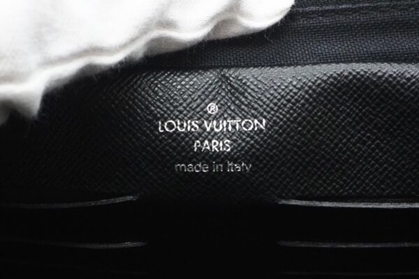 imgrc0094961093 Louis Vuitton Taiga Pavel Shoulder Bag Black