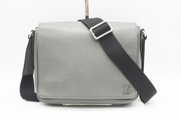 imgrc0095693451 Louis Vuitton Taiga District PM Shoulder Bag Gray