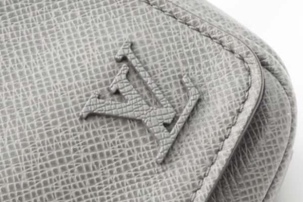 imgrc0095693458 Louis Vuitton Taiga District PM Shoulder Bag Gray