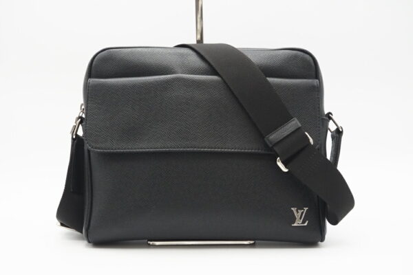 imgrc0097934516 Louis Vuitton Taiga Alex Messenger Bag Black