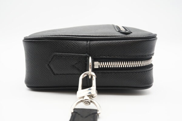 imgrc0098669733 Louis Vuitton Taiga Pochette Kasai Bag Black