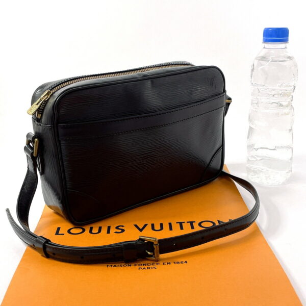 n4075277 2 Louis Vuitton Trocadero 24 Shoulder Bag Epi Leather Black