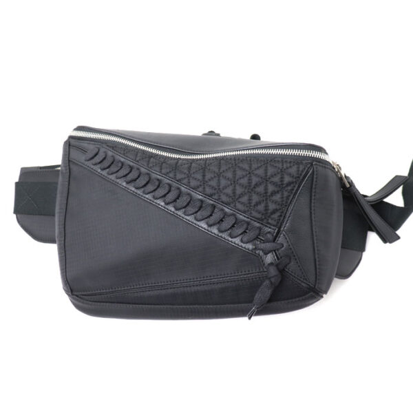 o24 0127 17 1 Loewe Puzzle Sling Body Bag Black