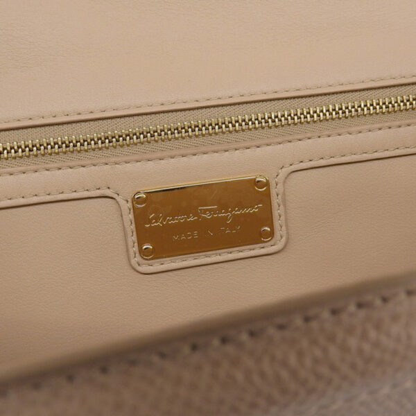 ob1863 7 Ferragamo Vara Shoulder Bag Chain Leather Pink Beige