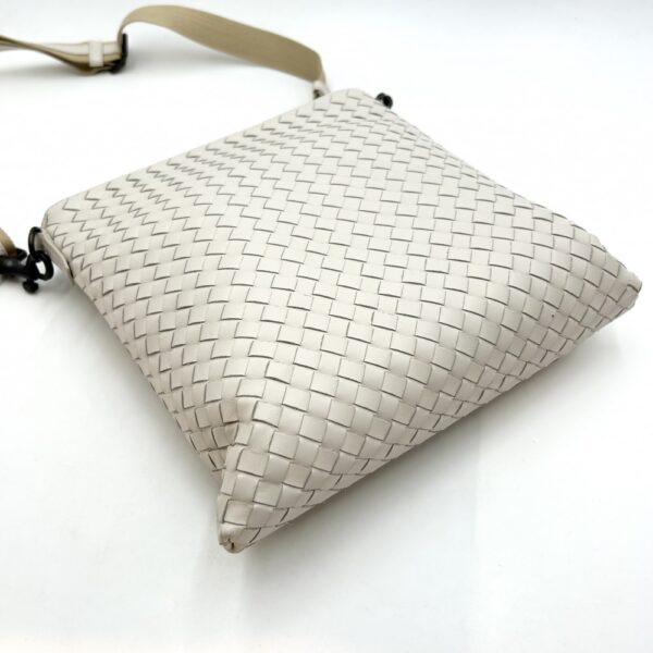 2000085246900215 18 Bottega Veneta Intrecciato Shoulder Bag White