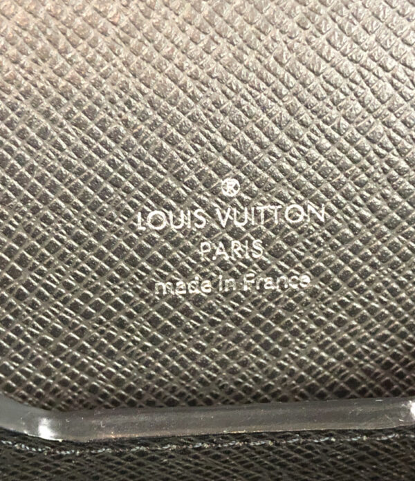 aol0121554 4 Louis Vuitton Neo Robusto 3 Taiga Business Bag